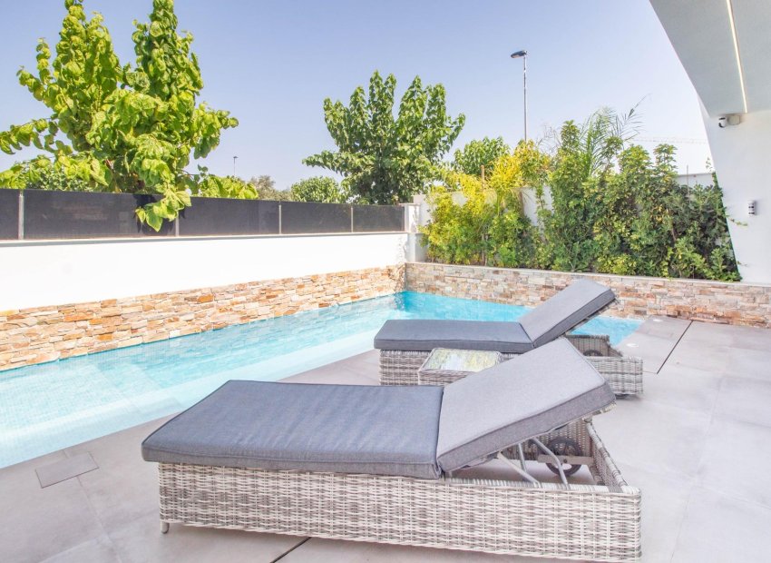 Herverkoop - Rijwoning - Santiago de la Ribera - zona san blas