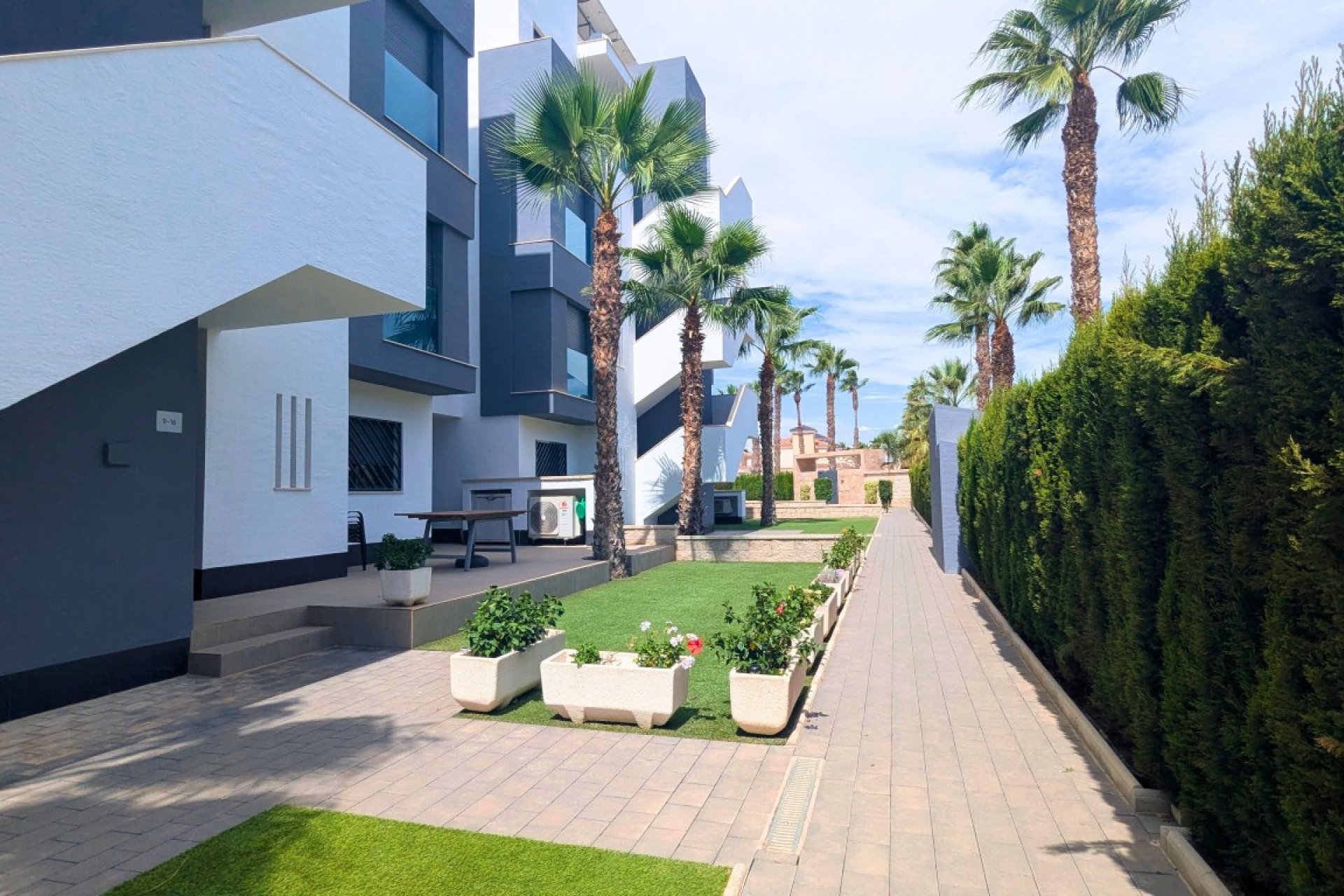 Resale - Apartment / Flat * - El Raso *