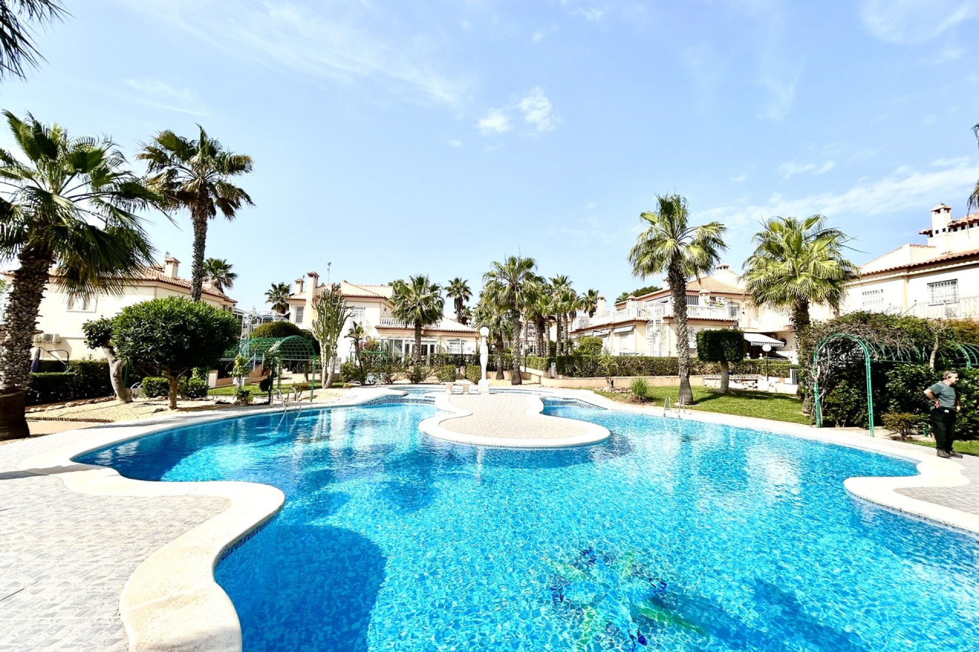 Resale - Apartment / Flat * - Los Altos *