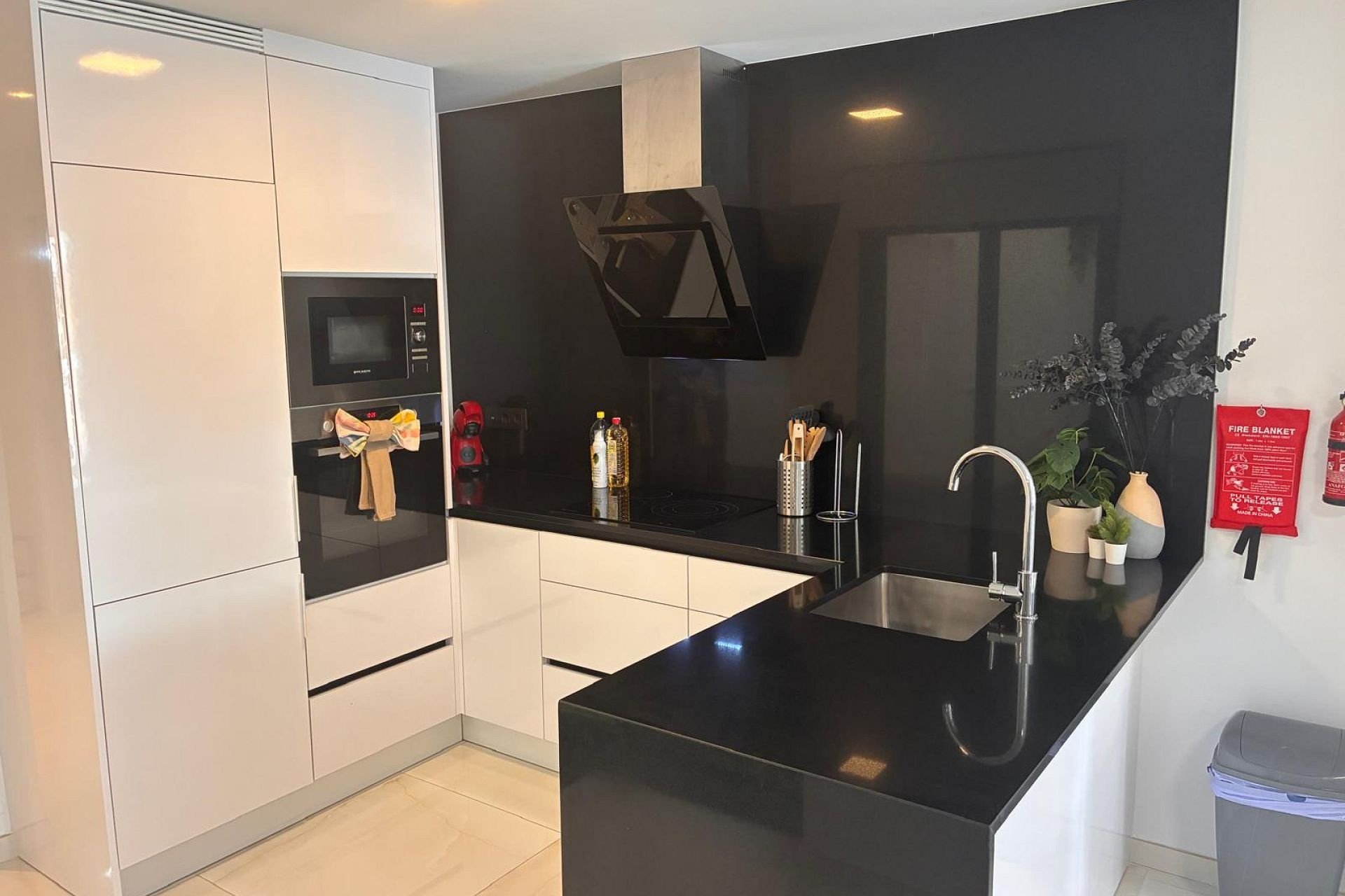 Resale - Apartment / Flat * - Los Altos *