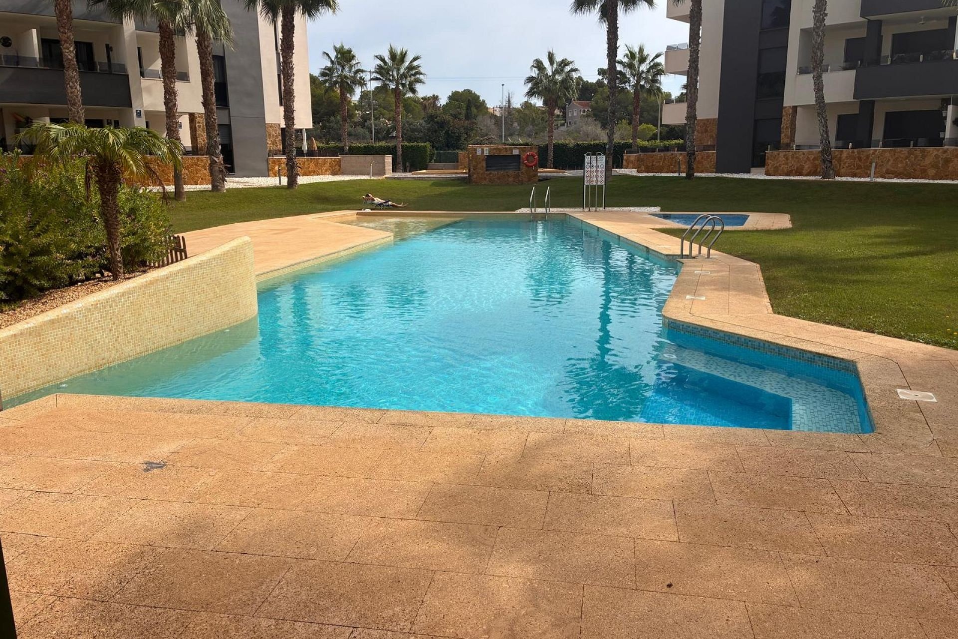 Resale - Apartment / Flat * - Los Altos *
