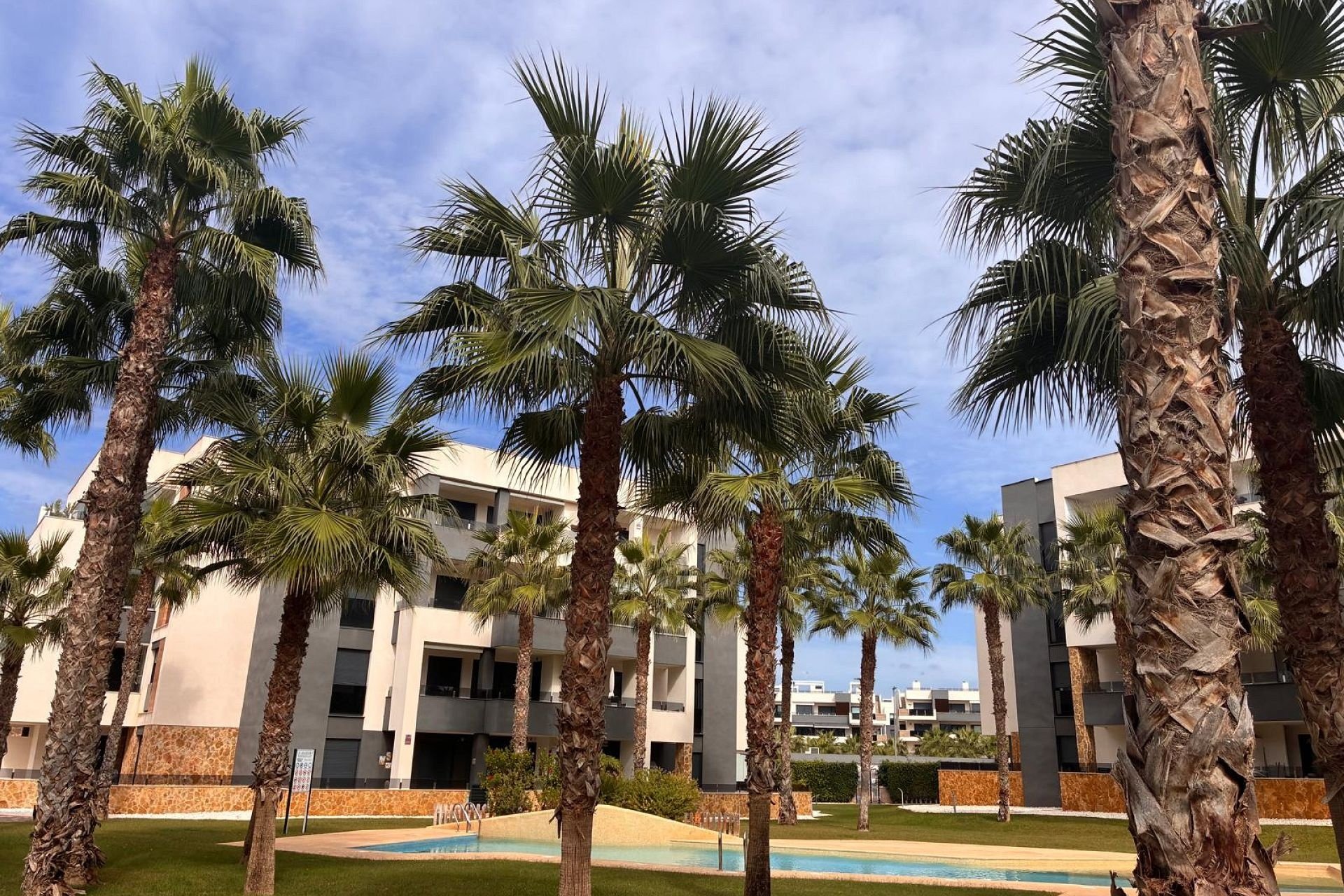 Resale - Apartment / Flat * - Los Altos *