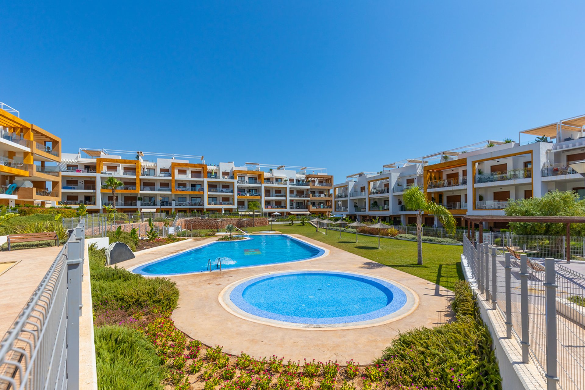 Resale - Apartment / Flat * - Orihuela Costa - Villamartín
