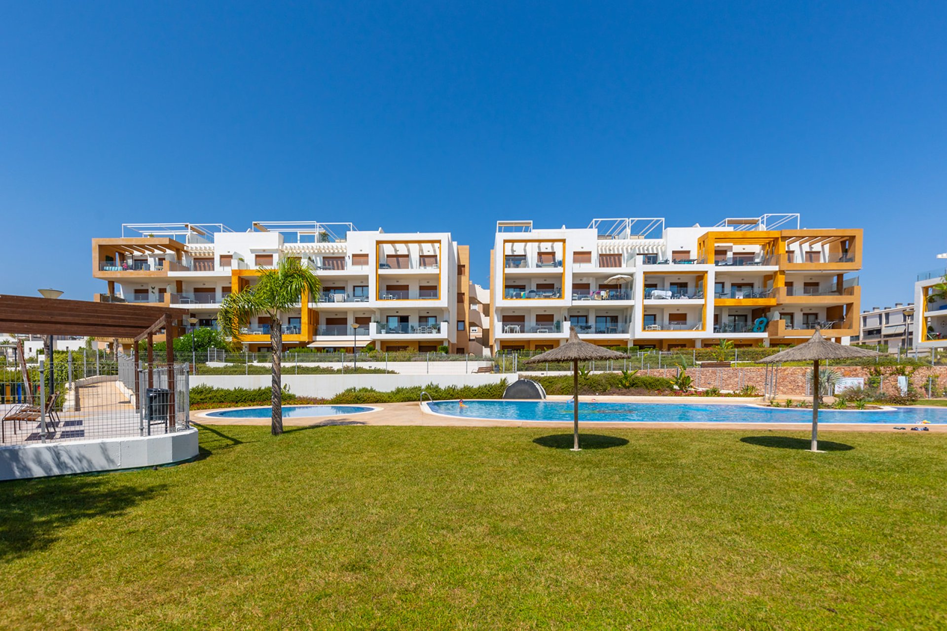 Resale - Apartment / Flat * - Orihuela Costa - Villamartín