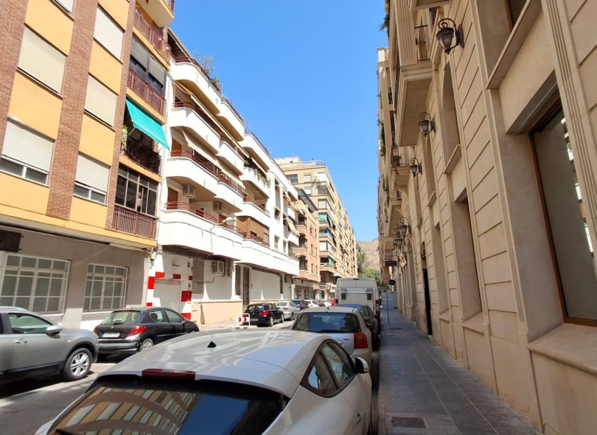 Resale - Apartment / Flat * - Orihuela *