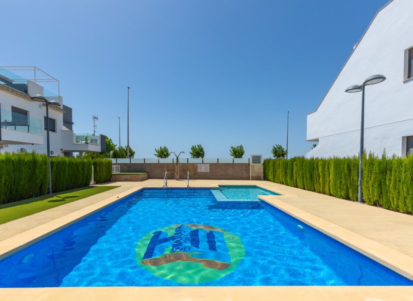 Resale - Apartment / Flat * - Pilar de la Horadada *