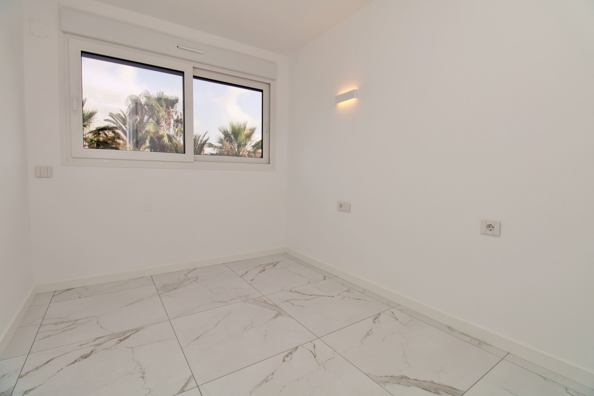 Resale - Apartment / Flat * - Punta Prima *