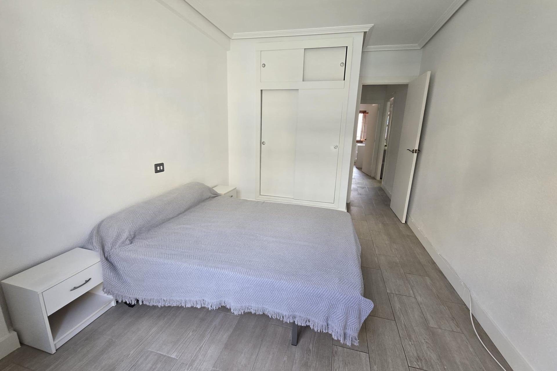 Resale - Apartment / Flat * - Torrevieja * - Acequion *