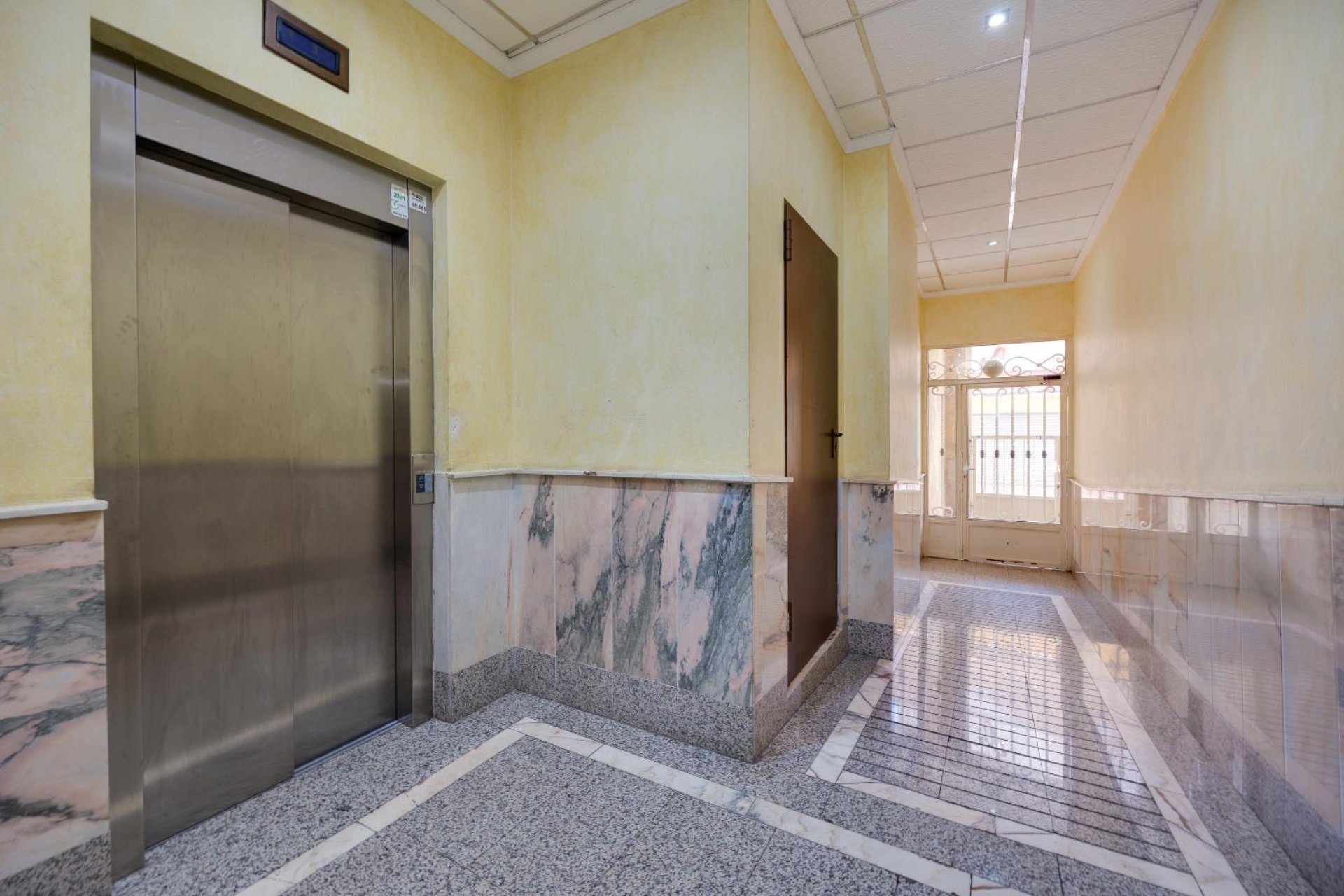 Resale - Apartment / Flat * - Torrevieja * - Centro - Muelle Pesquero