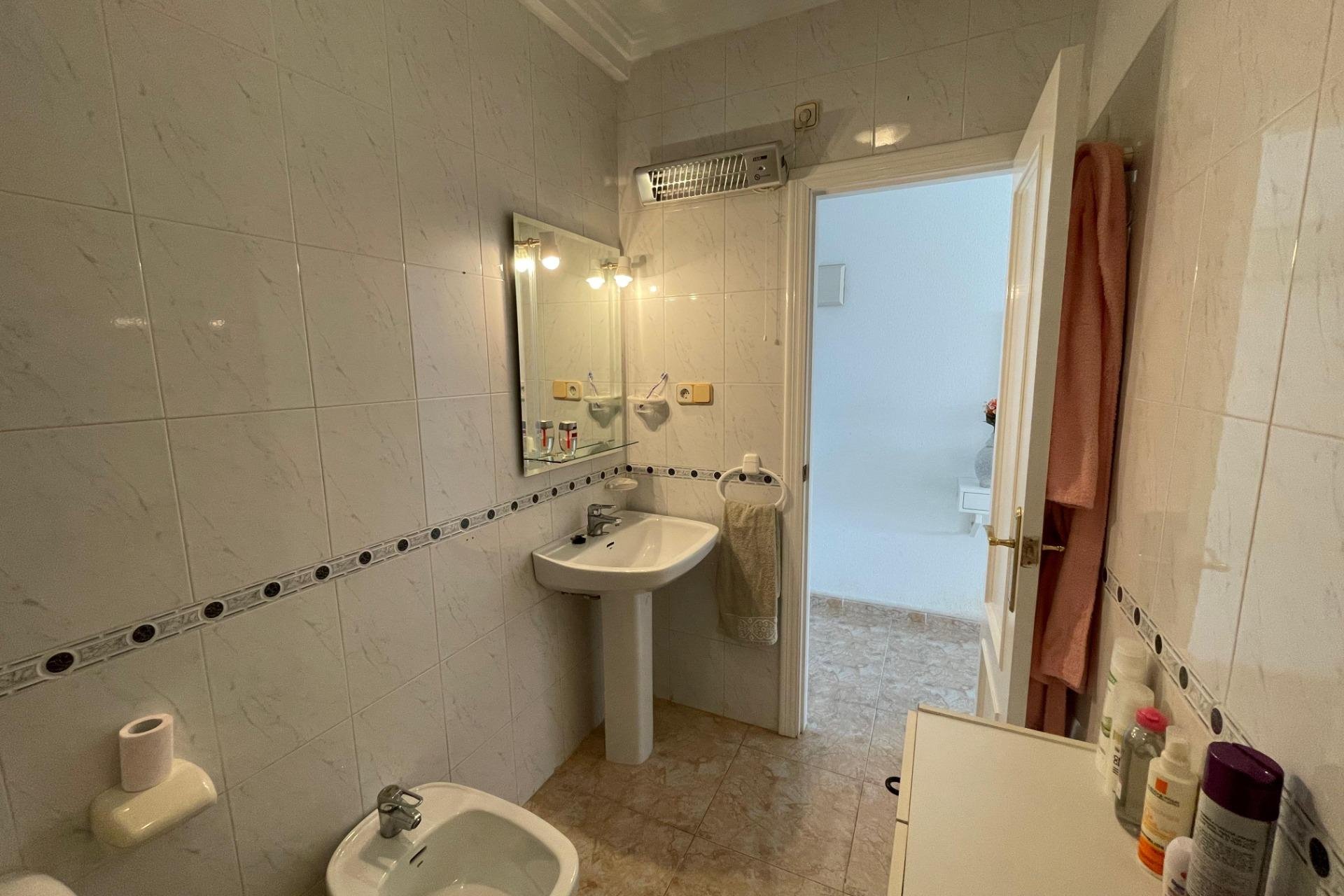 Resale - Apartment / flat - Torrevieja - La Mata pueblo