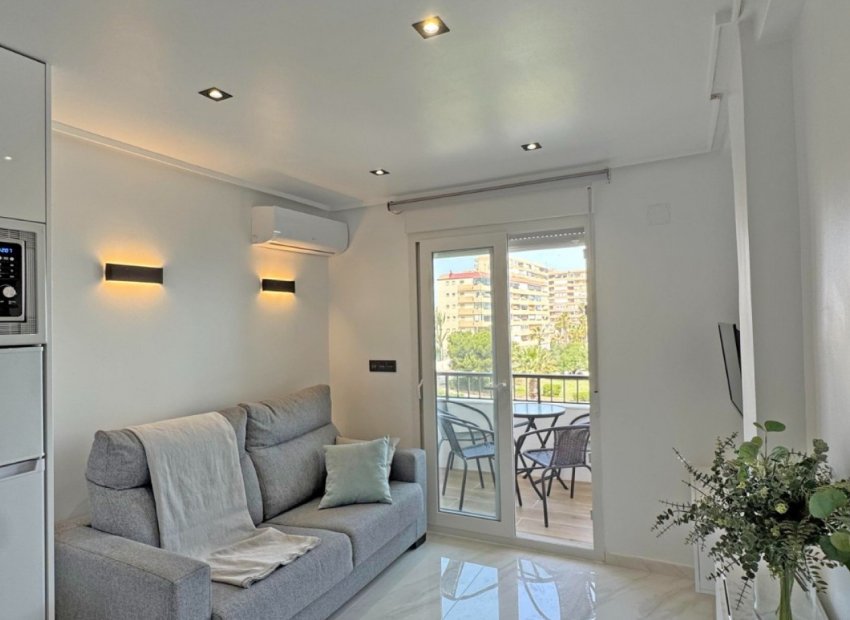 Resale - Apartment / Flat * - Torrevieja - La Mata *