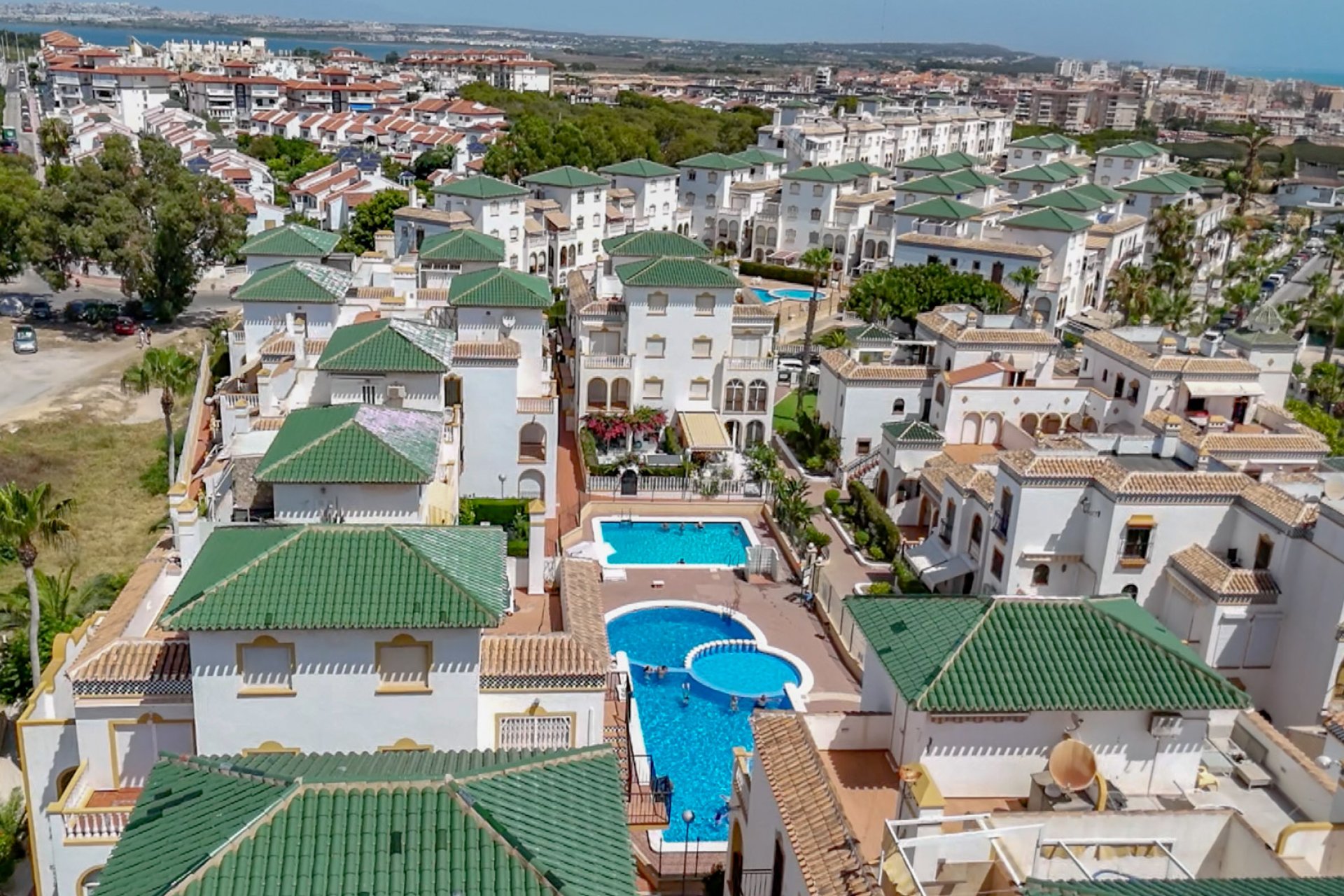 Resale - Apartment / Flat * - Torrevieja - La Mata *