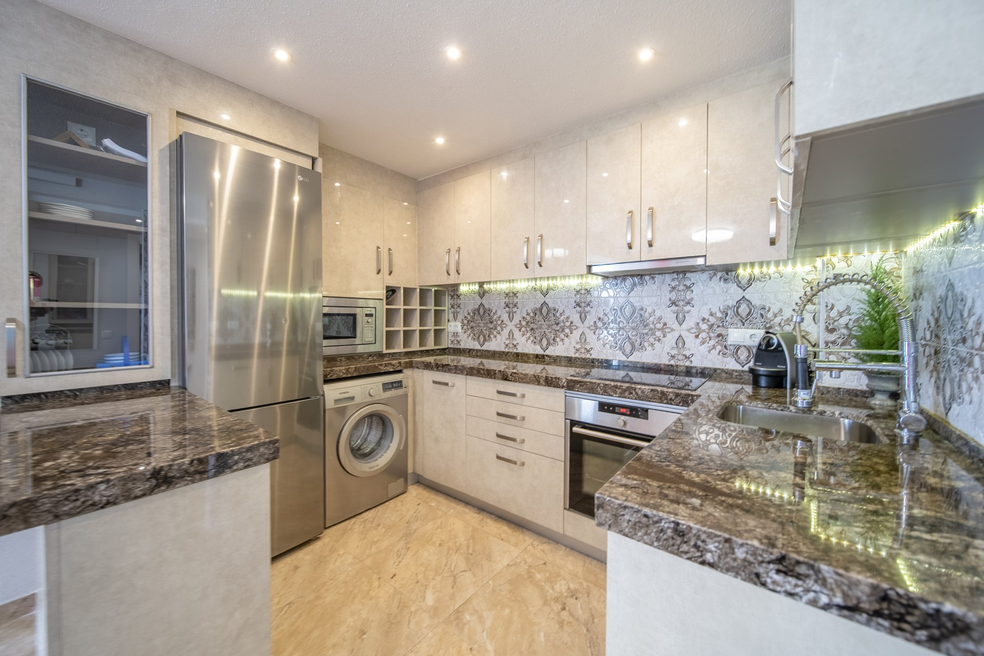 Resale - Apartment / Flat * - Torrevieja - La Mata *