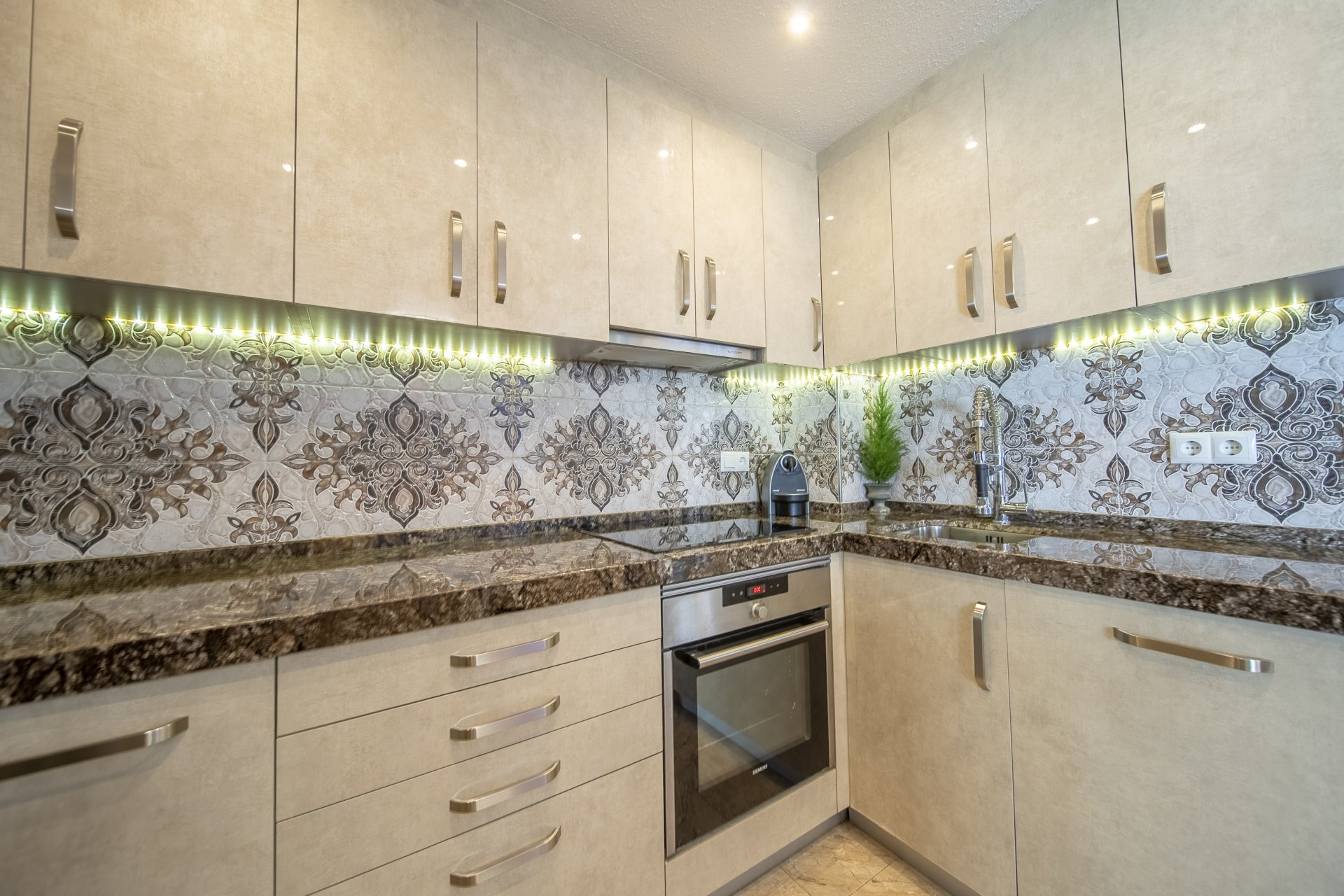 Resale - Apartment / Flat * - Torrevieja - La Mata *