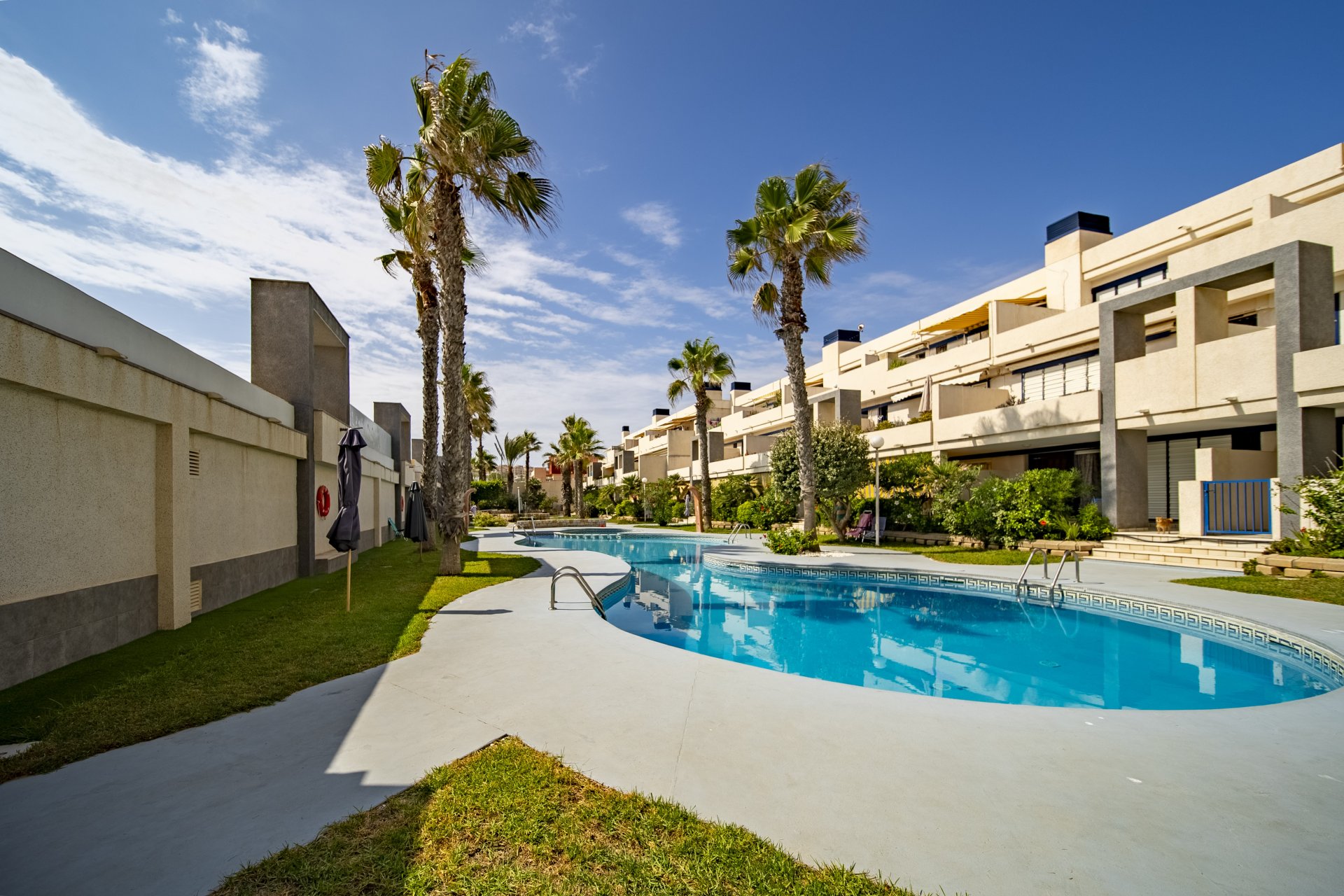 Resale - Apartment / Flat * - Torrevieja - La Mata *