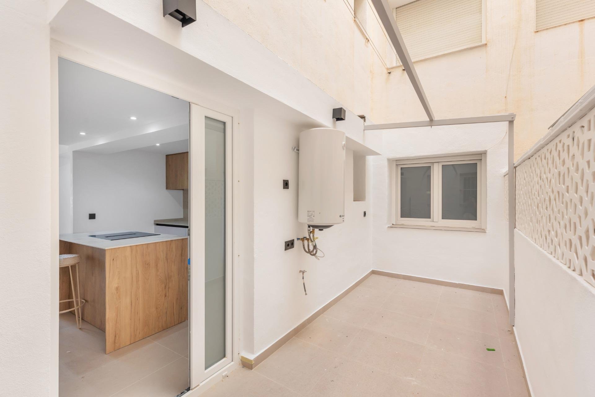 Resale - Apartment / Flat * - Torrevieja * - La Mata *