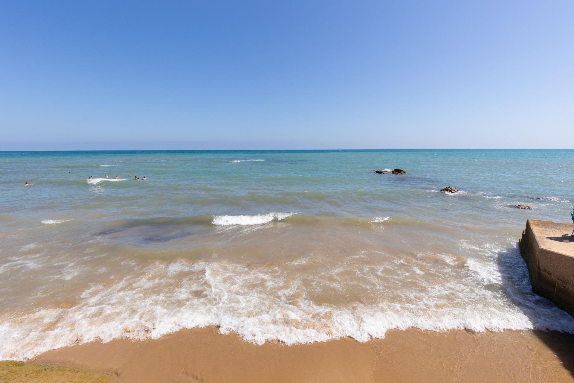 Resale - Apartment / Flat * - Torrevieja * - La Mata *