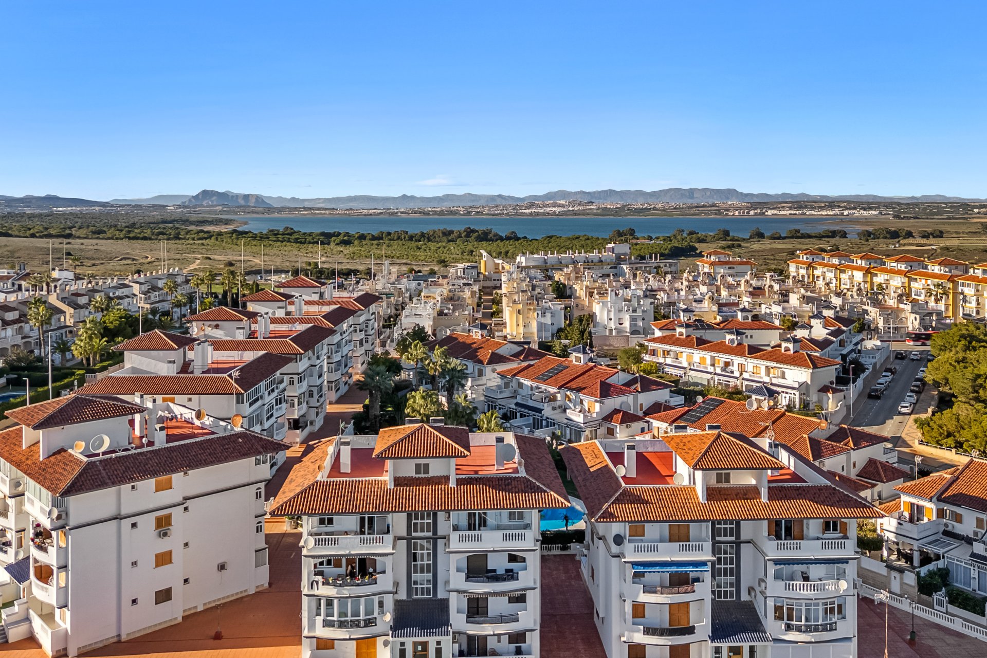 Resale - Apartment / Flat * - Torrevieja * - La Mata *