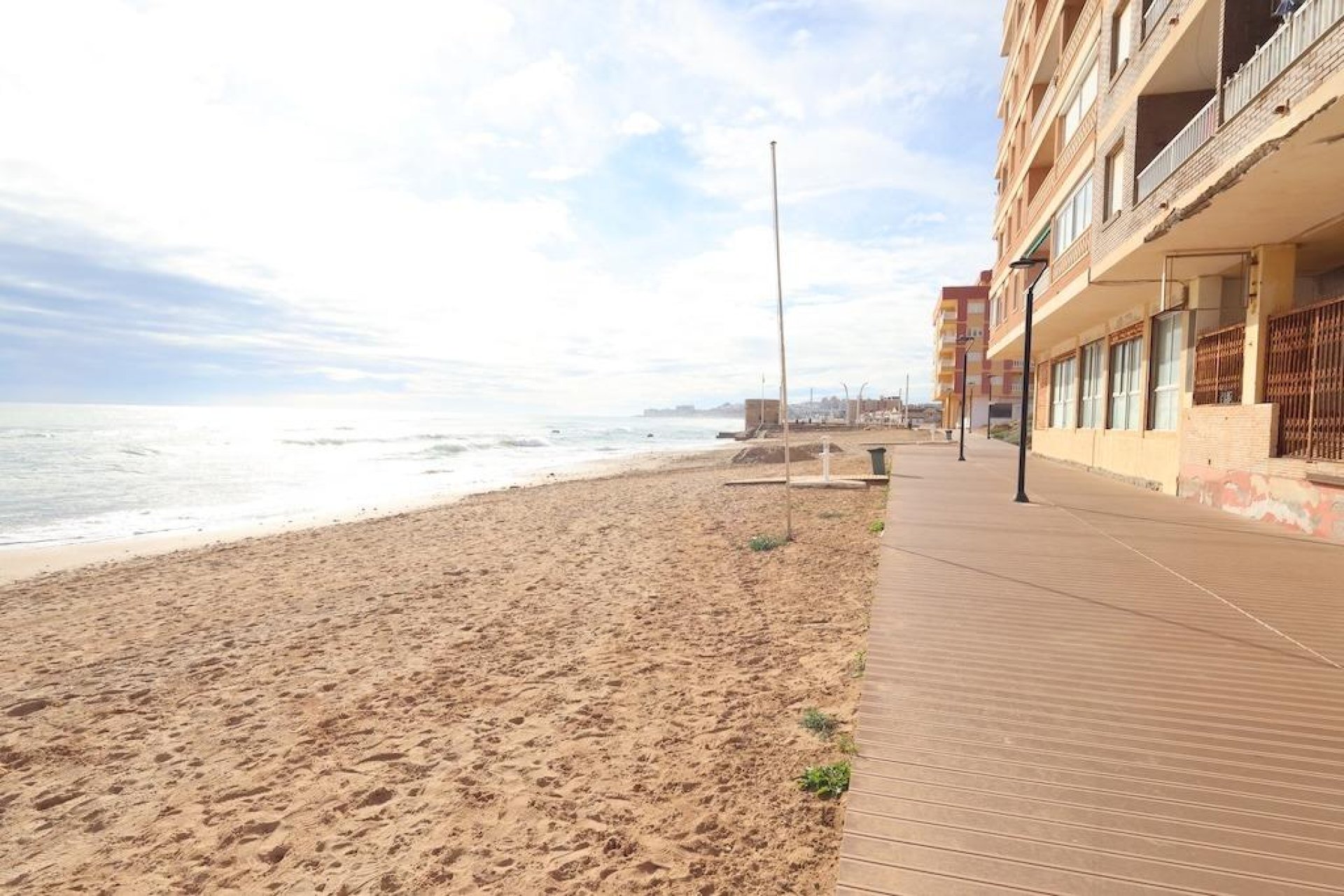 Resale - Apartment / Flat * - Torrevieja * - La Mata *