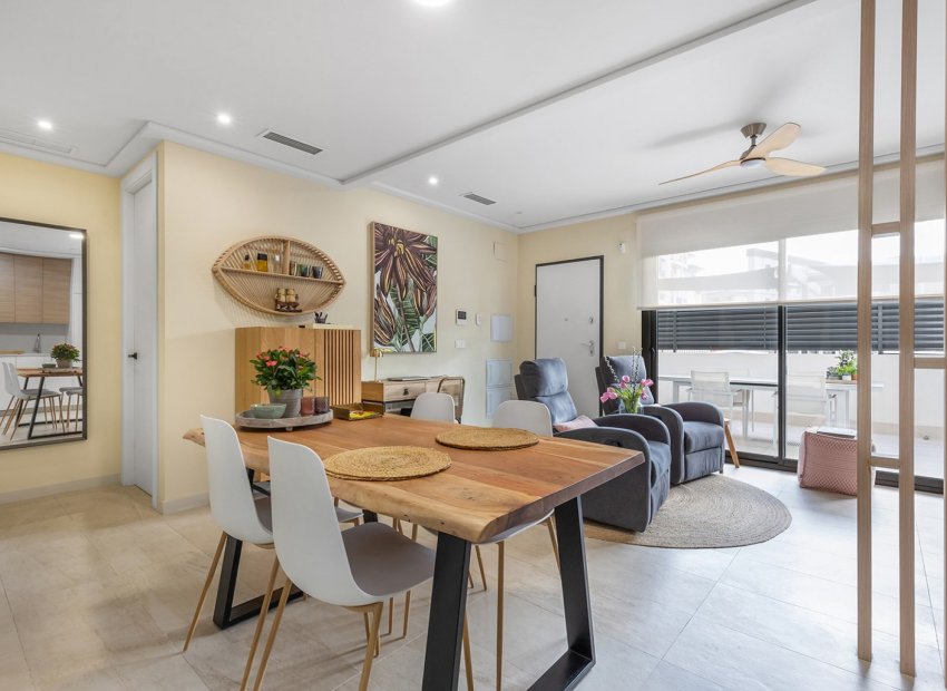 Resale - Apartment / Flat * - Torrevieja * - La Mata *