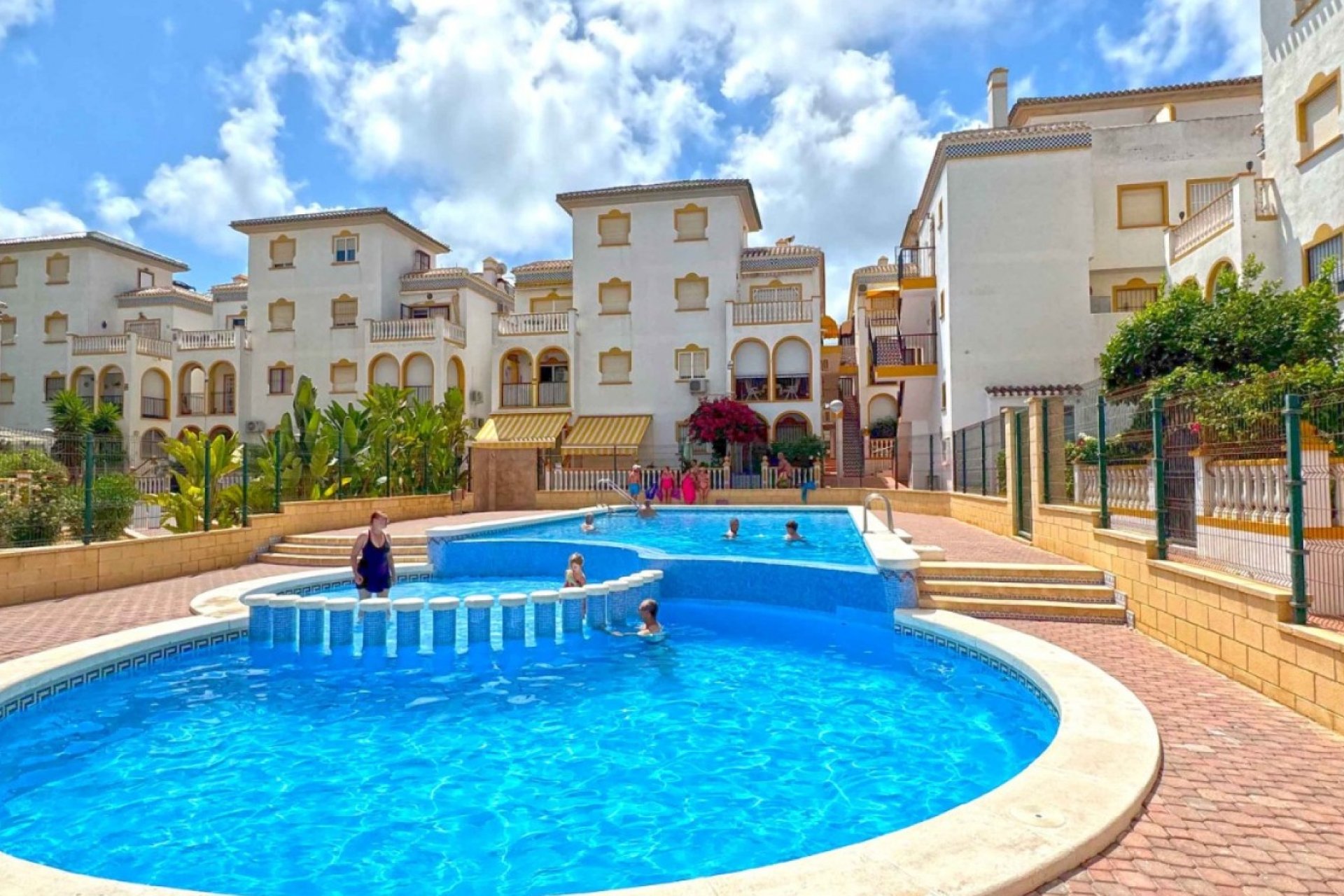 Resale - Apartment / Flat * - Torrevieja * - La Mata *
