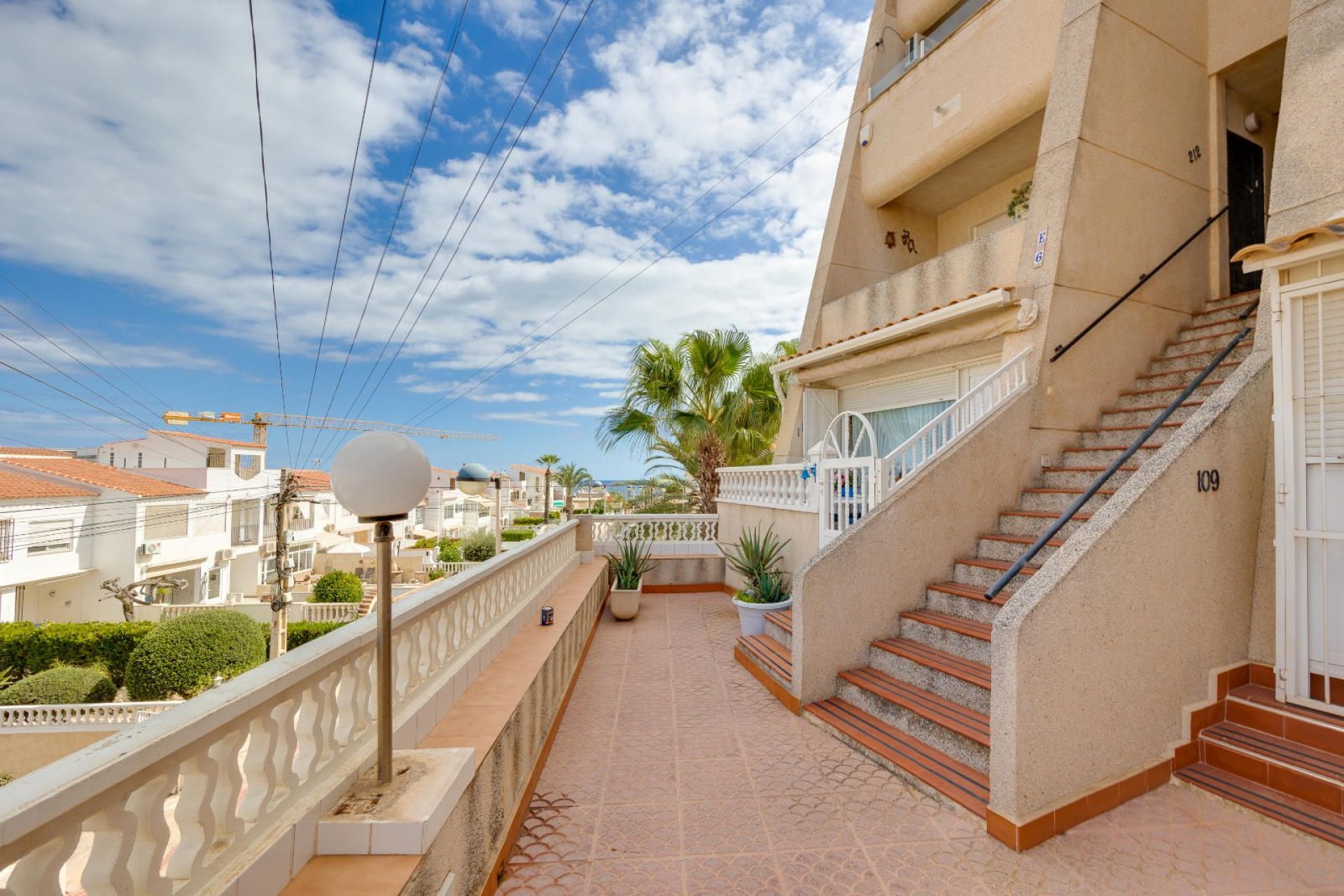 Resale - Apartment / Flat * - Torrevieja * - La Mata *