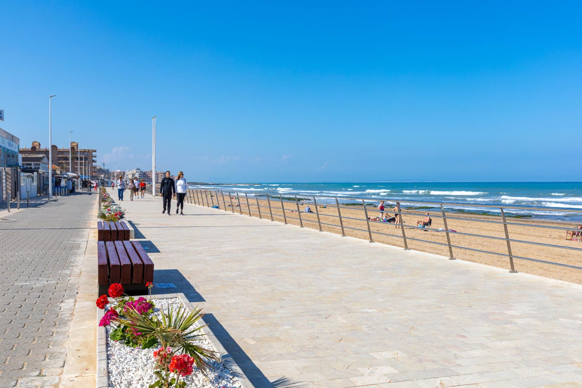 Resale - Apartment / Flat * - Torrevieja * - La Mata *
