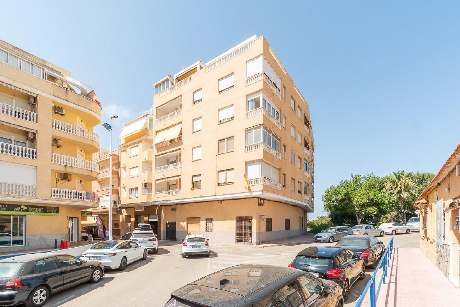 Resale - Apartment / Flat * - Torrevieja * - La Mata *