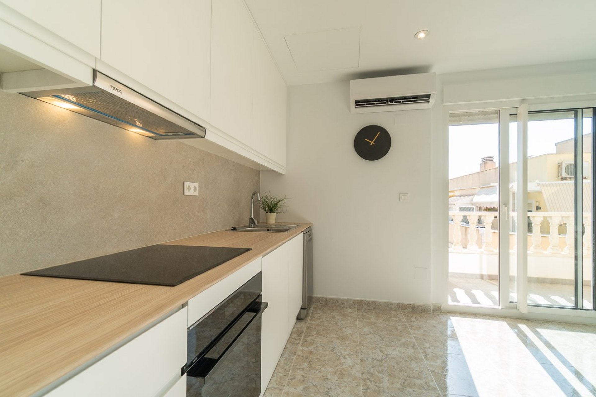 Resale - Apartment / Flat * - Torrevieja * - La Mata *
