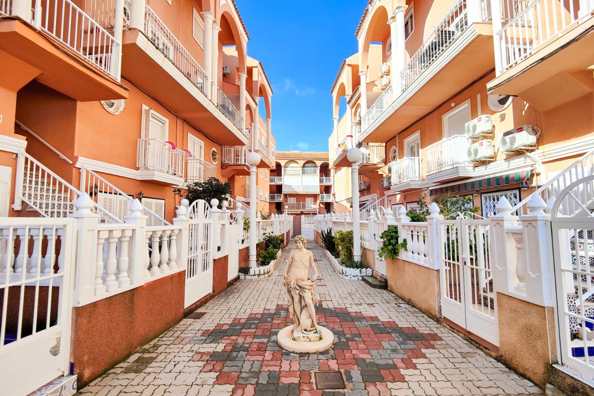 Resale - Apartment / Flat * - Torrevieja * - La Mata *