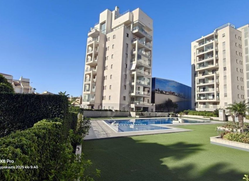 Resale - Apartment / Flat * - Torrevieja * - La Mata *