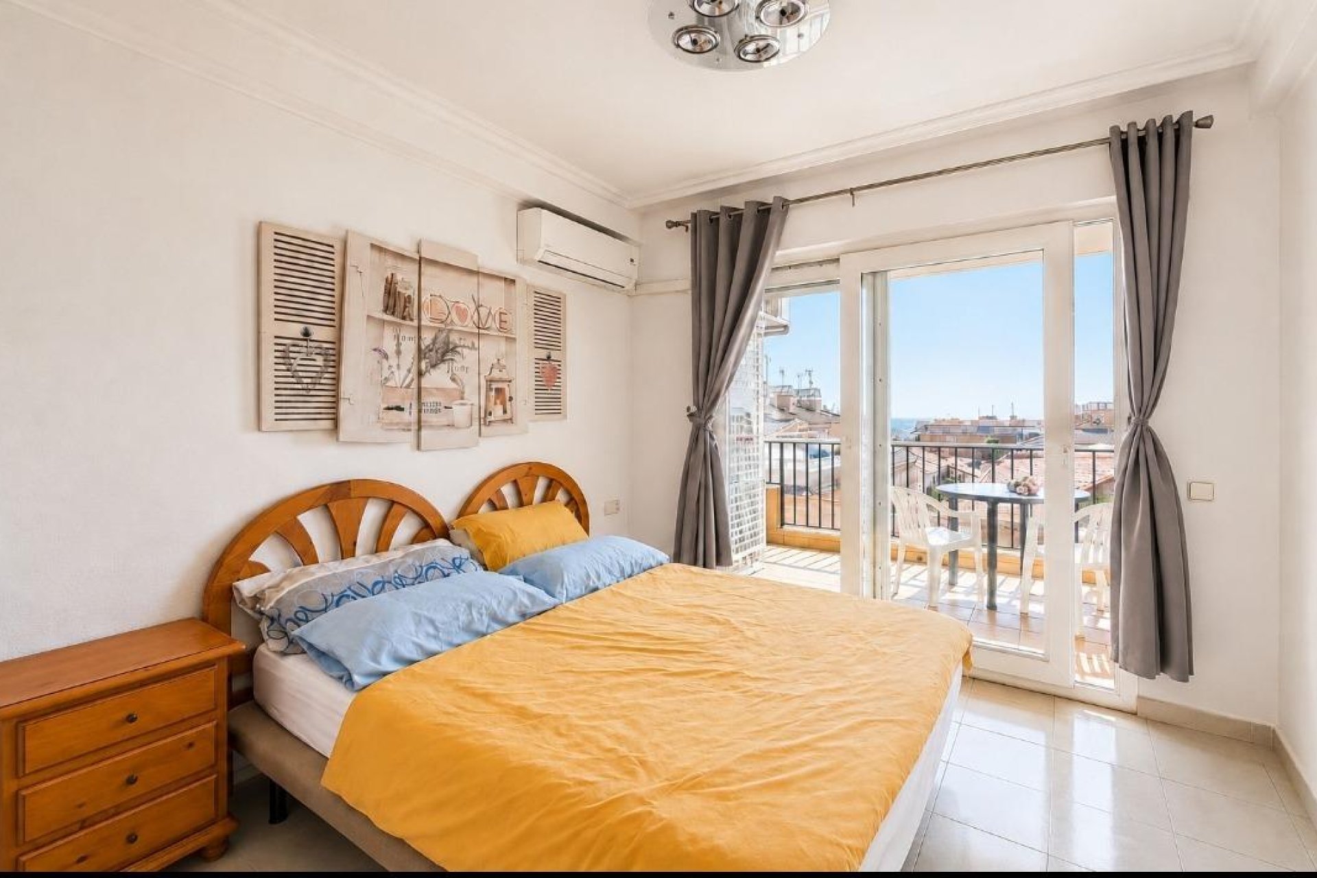 Resale - Apartment / Flat * - Torrevieja * - La Mata *
