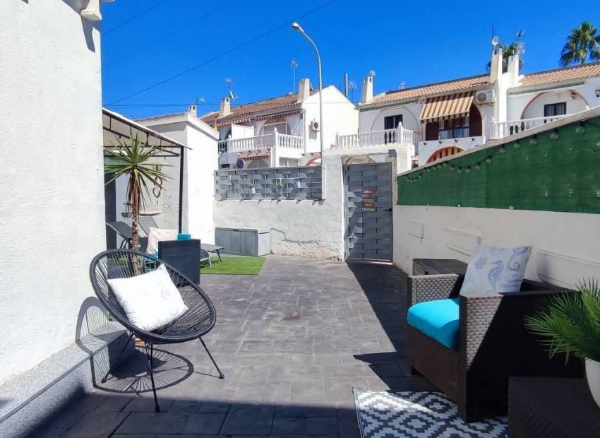 Resale - Apartment / Flat * - Torrevieja * - La Mata *