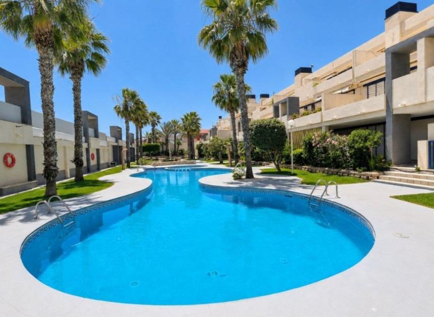 Resale - Apartment / Flat * - Torrevieja * - La Mata *