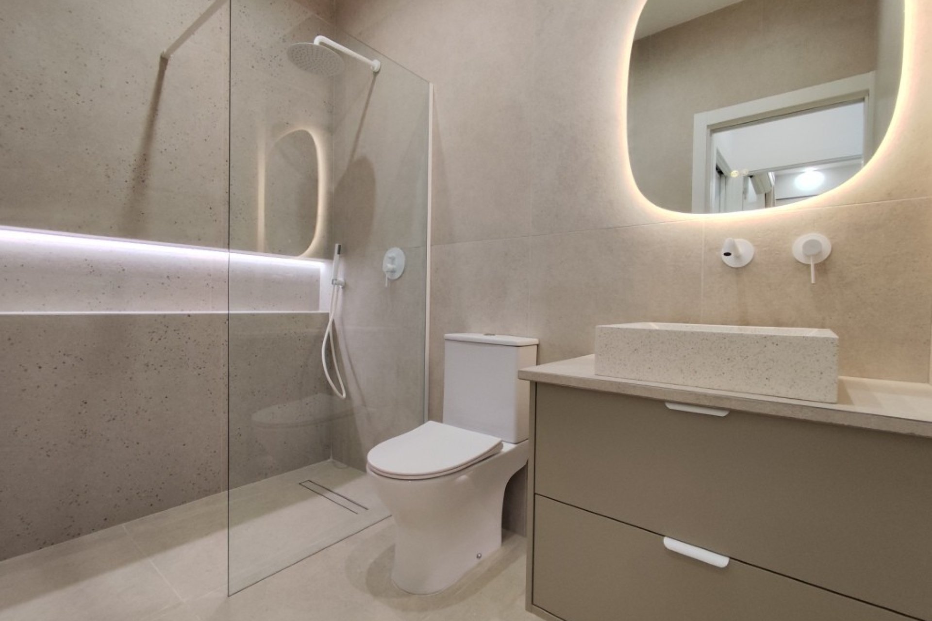 Resale - Apartment / Flat * - Torrevieja * - La Siesta *