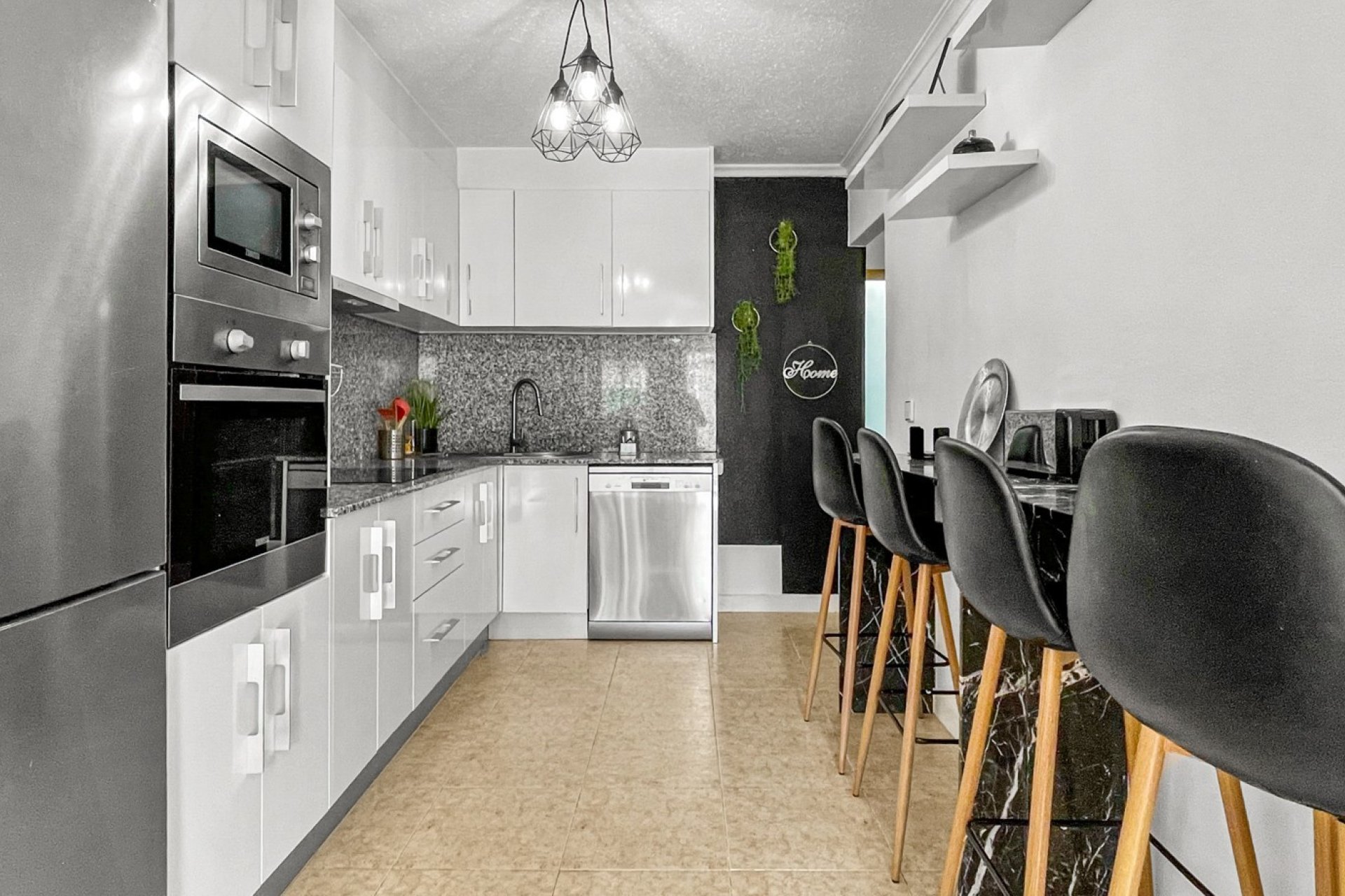 Resale - Apartment / Flat * - Torrevieja * - La Siesta *