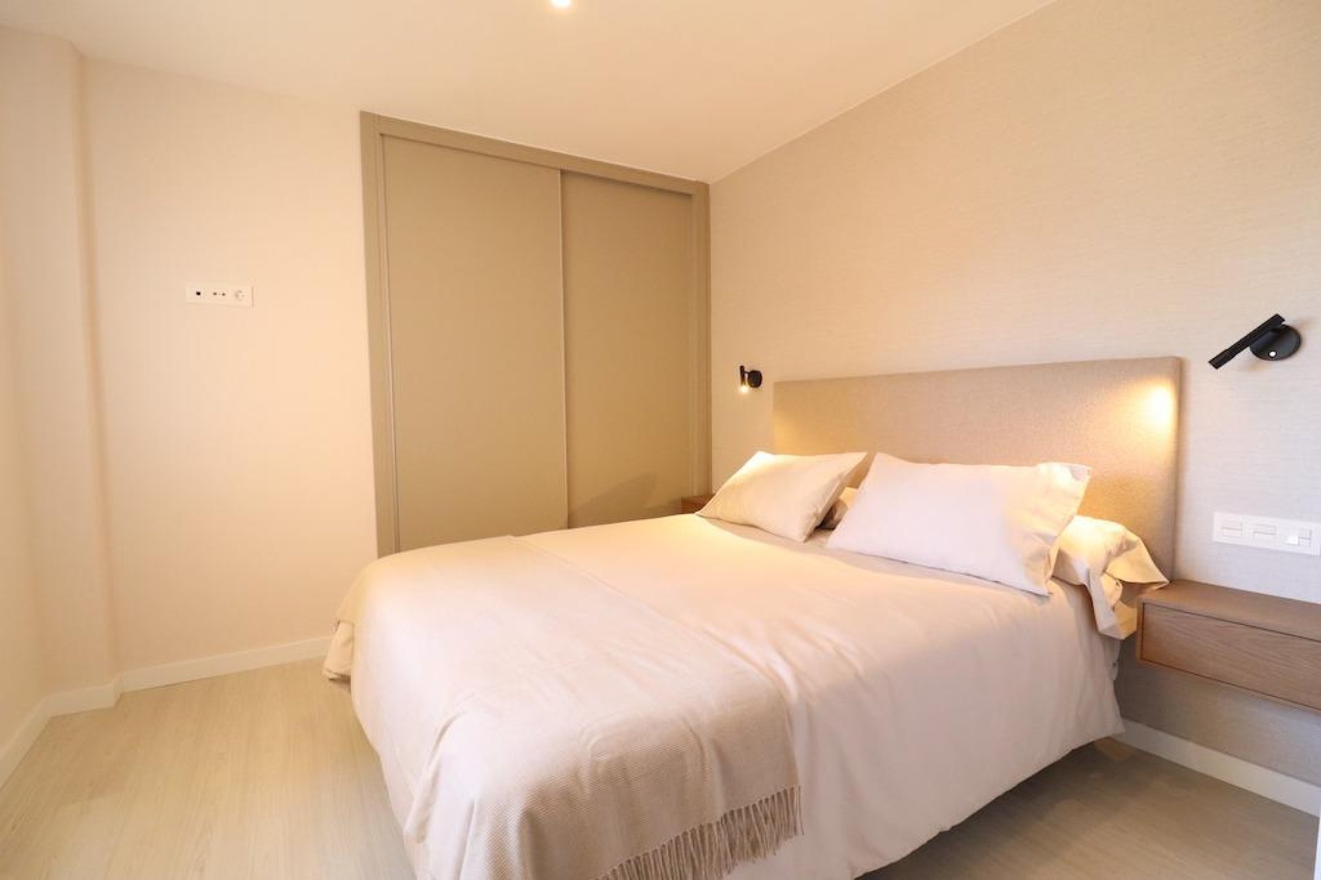 Resale - Apartment / flat - Torrevieja - Paseo maritimo