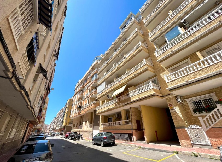 Resale - Apartment / Flat * - Torrevieja - Playa de los Locos *