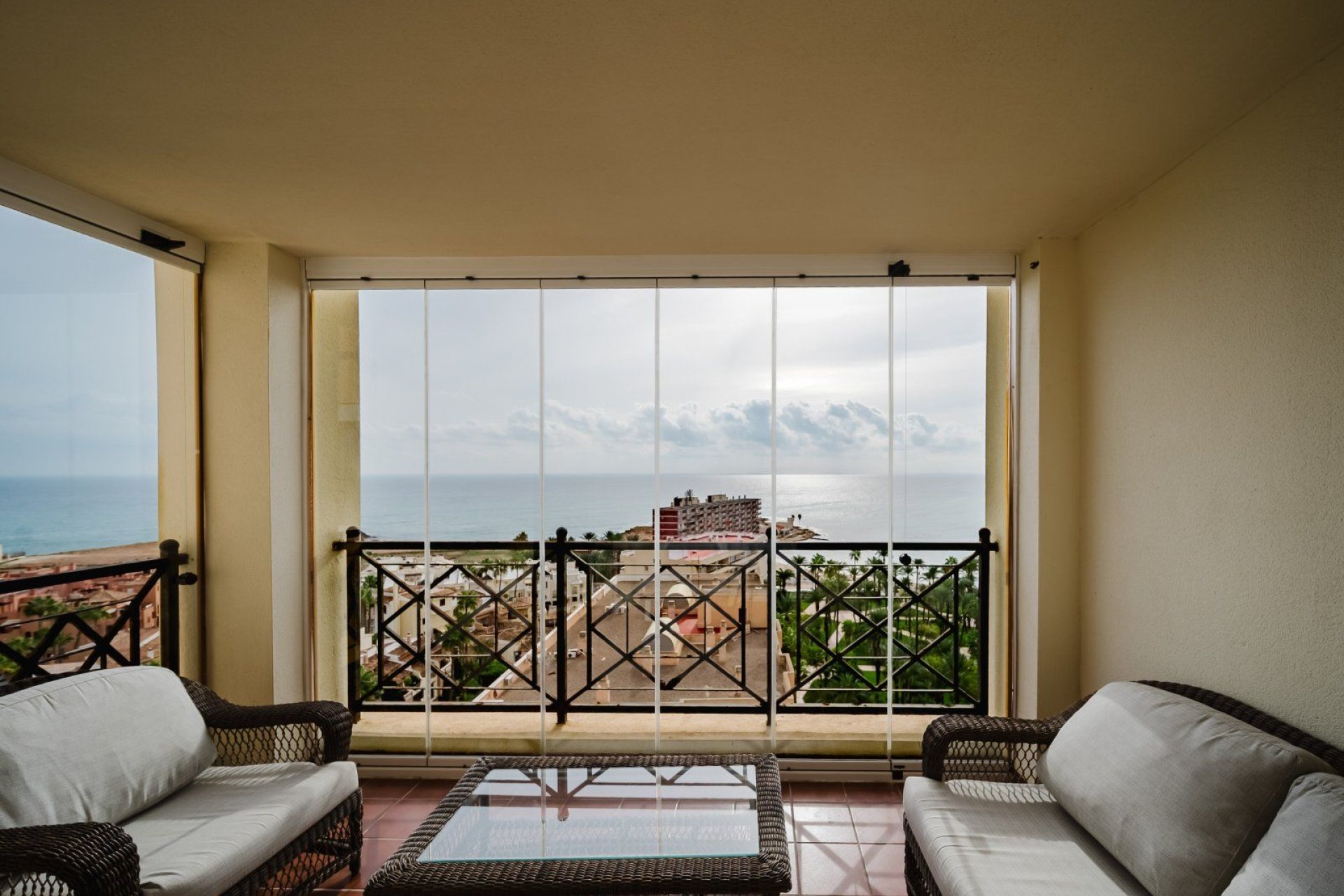 Resale - Apartment / Flat * - Torrevieja - Playa de los Locos *