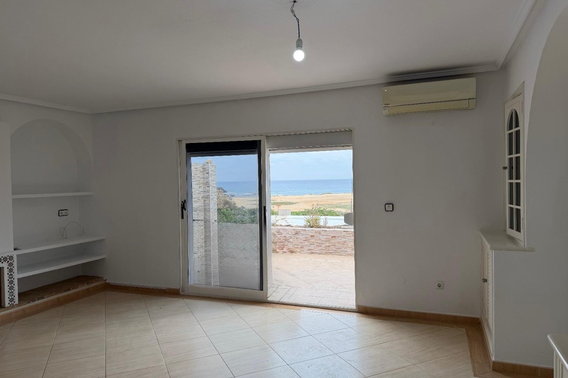 Resale - Apartment / Flat * - Torrevieja * - Playa de los Locos *