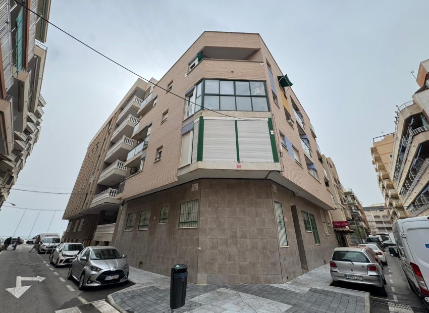 Resale - Apartment / Flat * - Torrevieja * - Playa de los Locos *