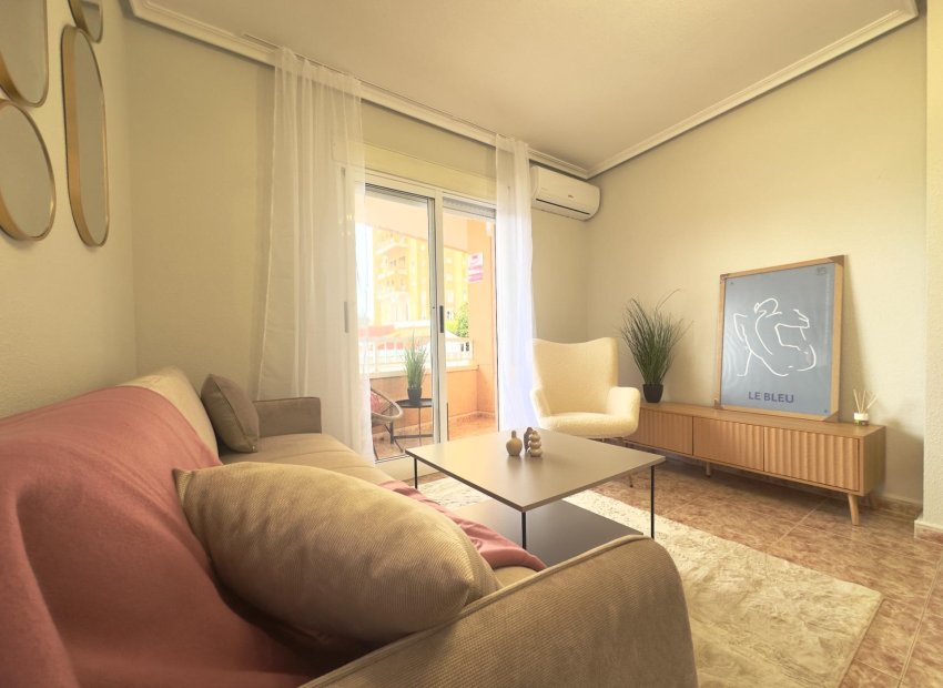 Resale - Apartment / Flat * - Torrevieja * - Playa de los Locos *