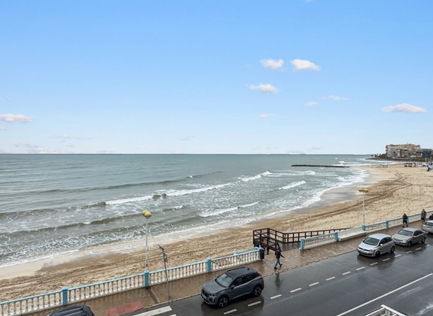 Resale - Apartment / Flat * - Torrevieja * - Playa de los Locos *