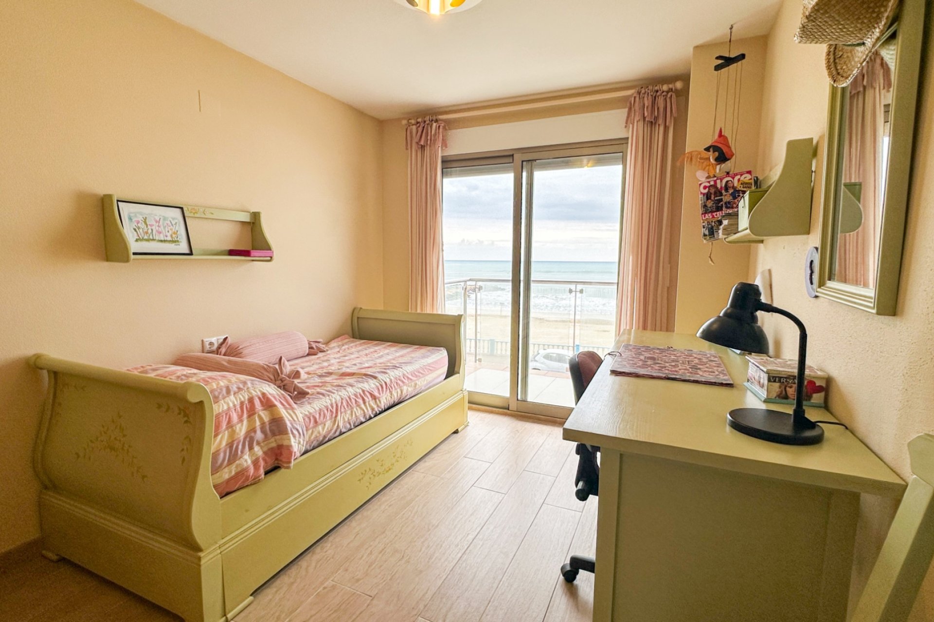 Resale - Apartment / Flat * - Torrevieja * - Playa de los Locos *