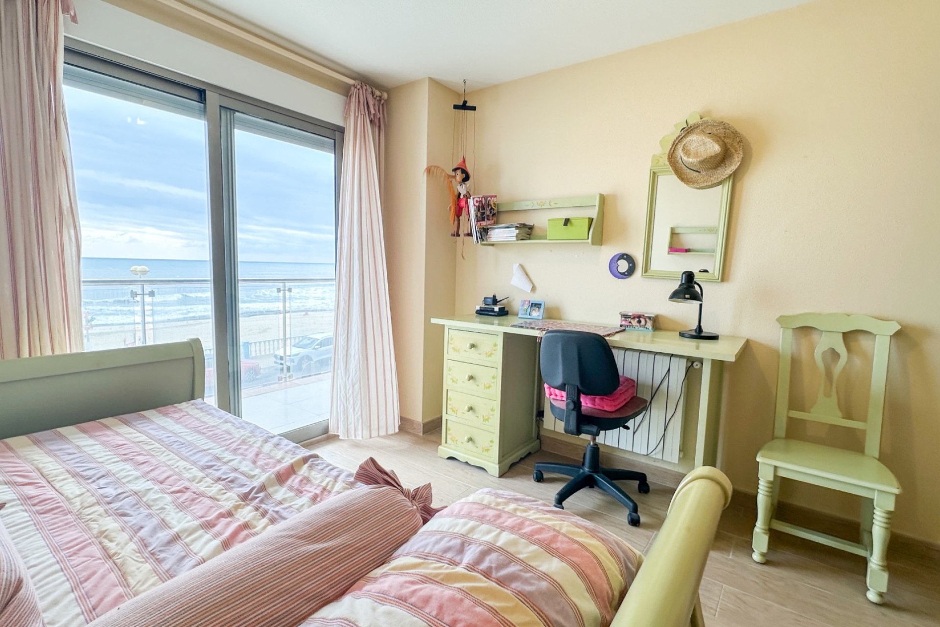 Resale - Apartment / Flat * - Torrevieja * - Playa de los Locos *