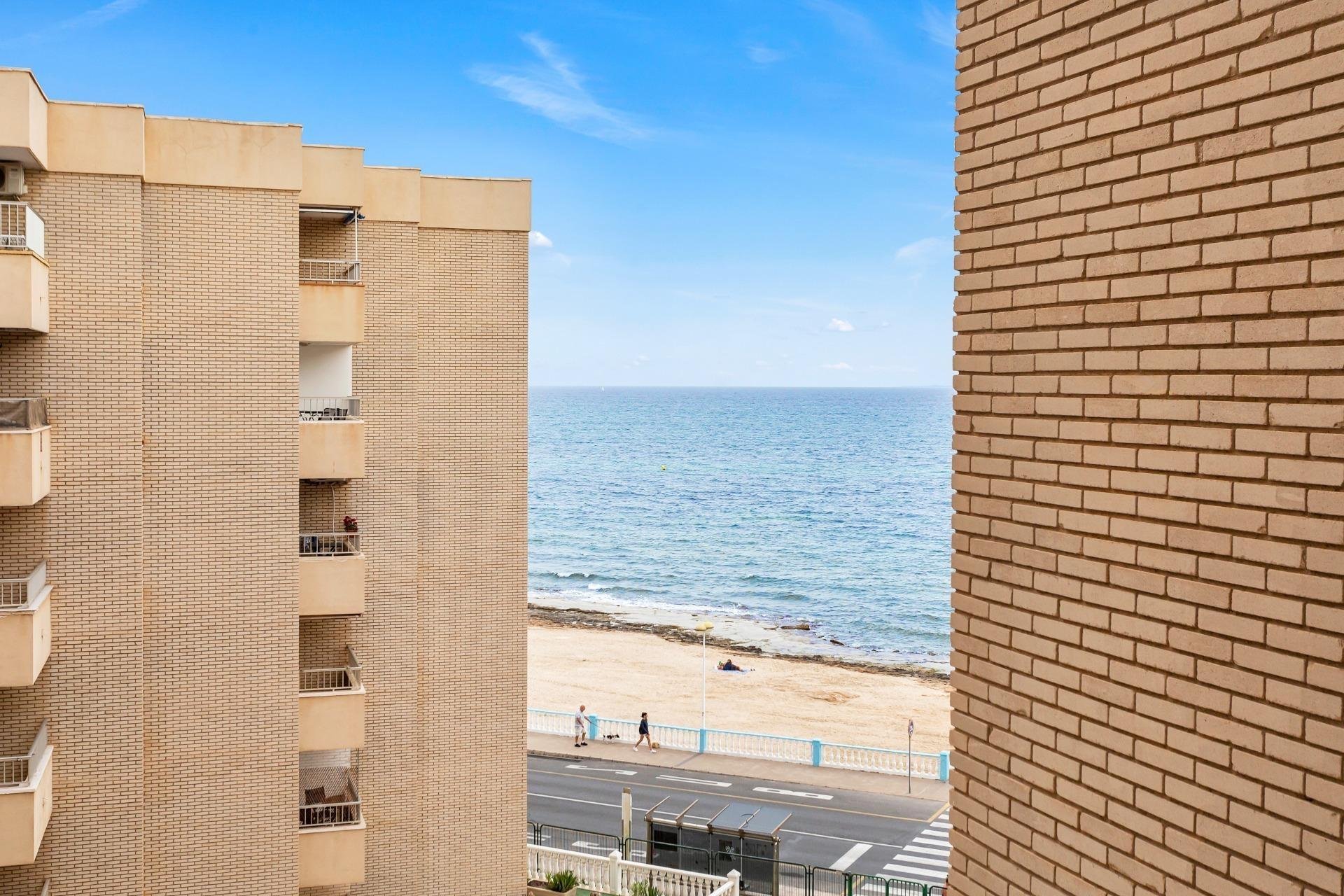 Resale - Apartment / Flat * - Torrevieja * - Playa de los Locos *