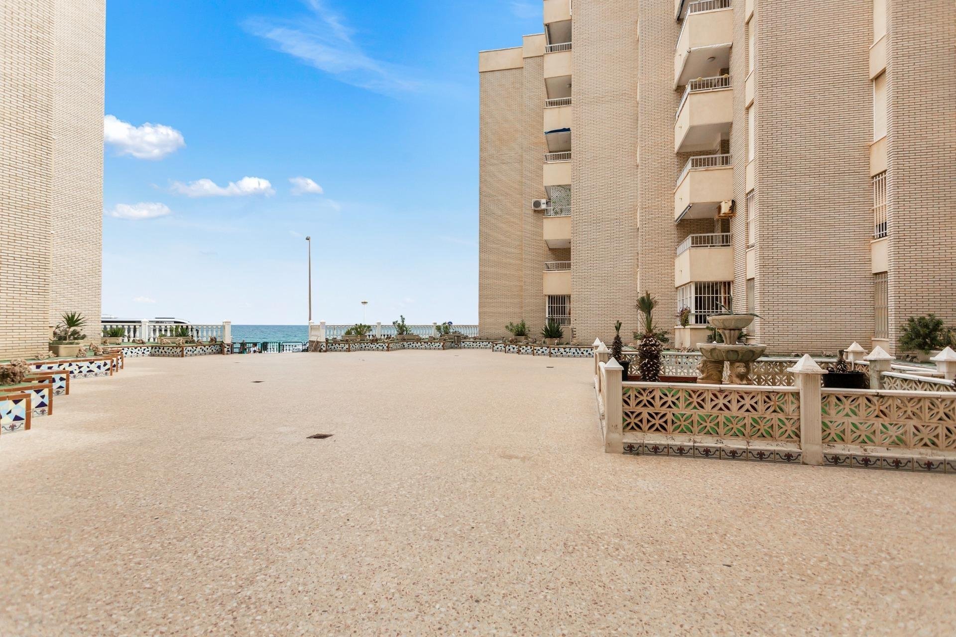 Resale - Apartment / Flat * - Torrevieja * - Playa de los Locos *
