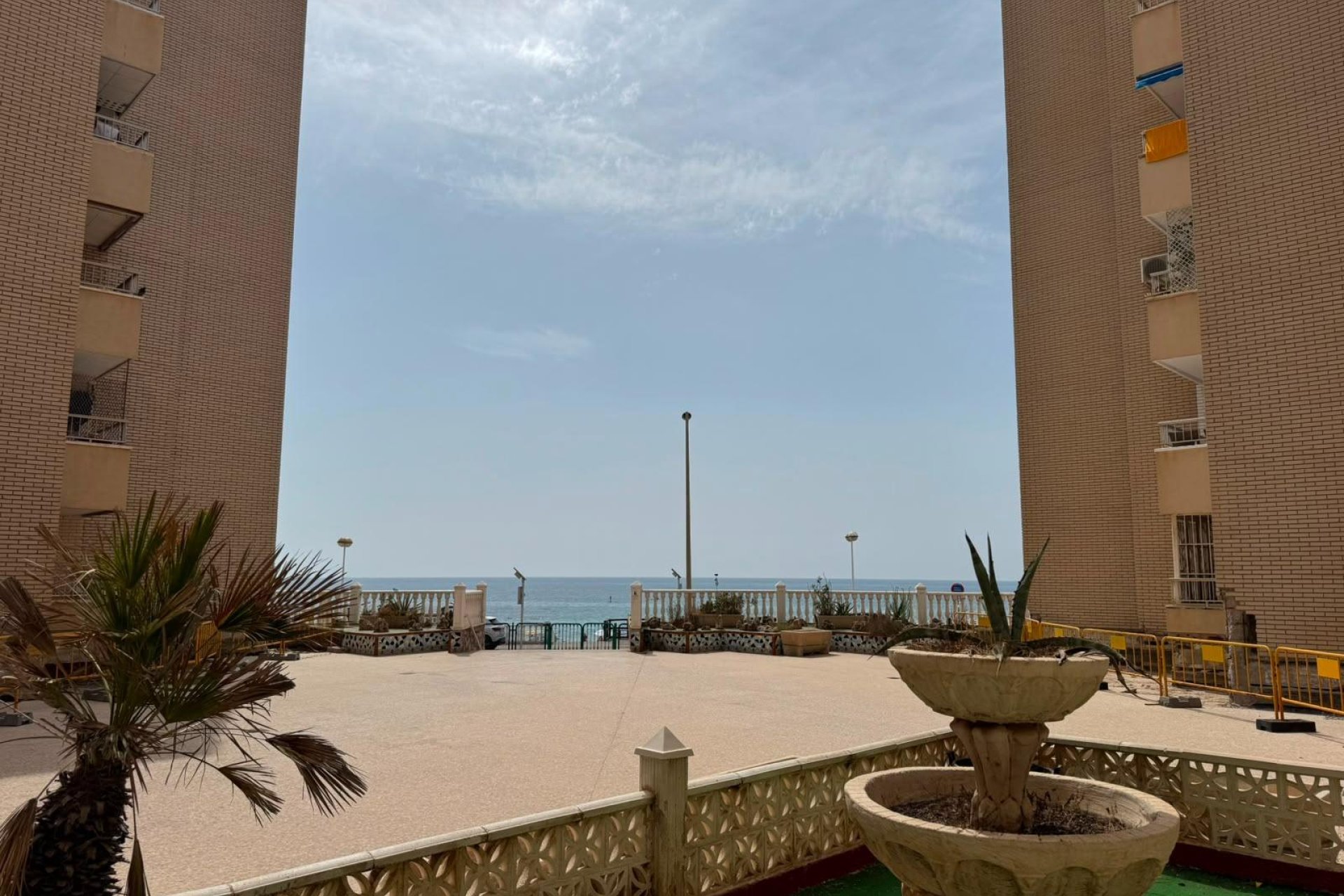 Resale - Apartment / Flat * - Torrevieja * - Playa de los Locos *