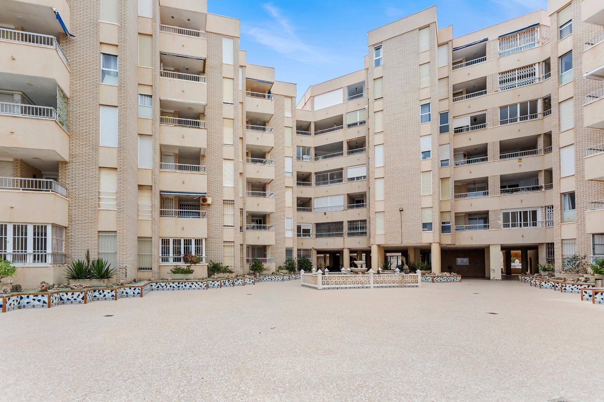 Resale - Apartment / Flat * - Torrevieja * - Playa de los Locos *