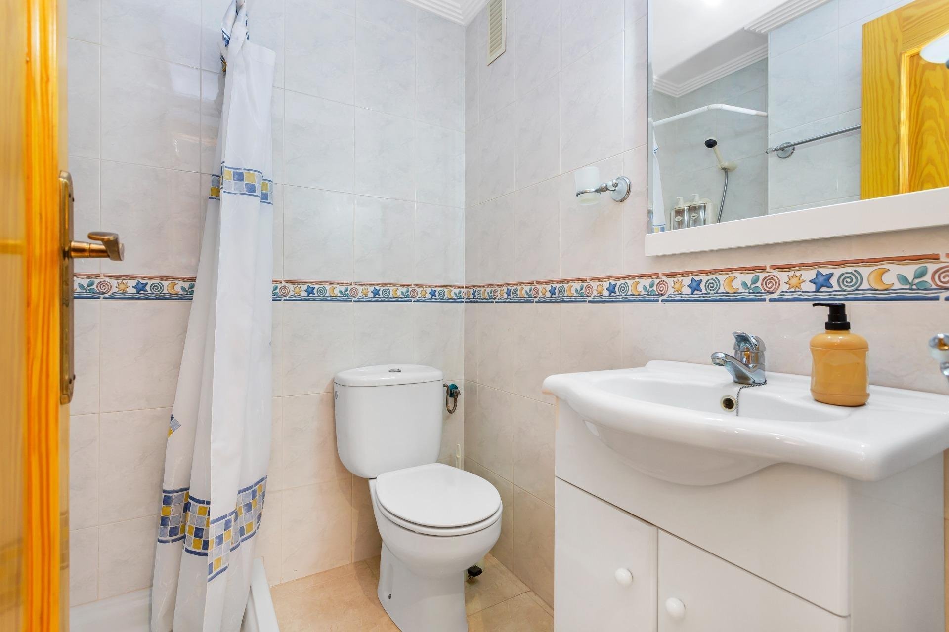 Resale - Apartment / Flat * - Torrevieja * - Playa de los Locos *